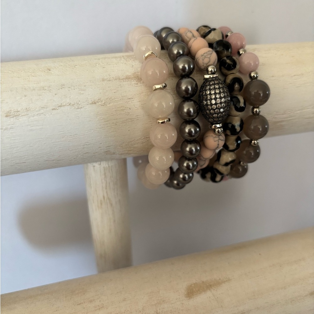 NWT beaded gemstone gray and pink 5 bracelet set - Picture 2 of 6